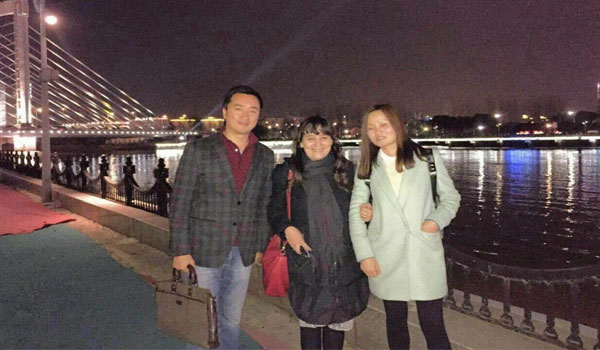 意大利服装设计师与宁波公司领导在宁波三江口留影.jpg