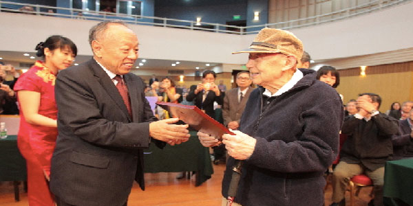 中国翻译协会会长李肇星为何兆武颁奖.jpg