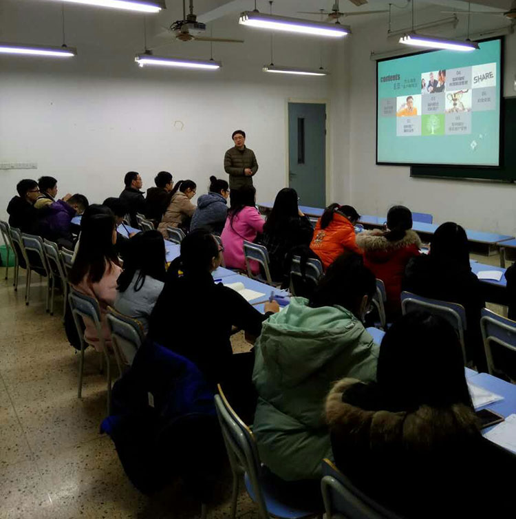 杭州中译翻译有限公司单海江总经理为浙江工商大学翻译硕士专业学生提供客户与项目管理知识讲座.jpg
