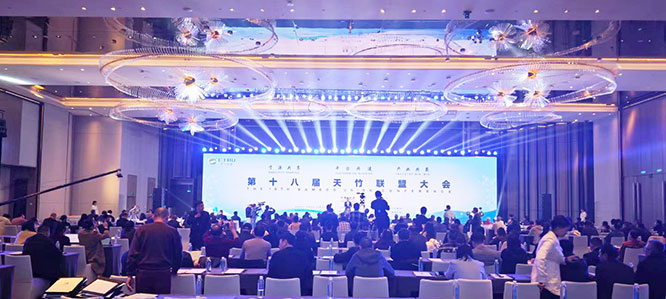 大会同声传译翻译.jpg
